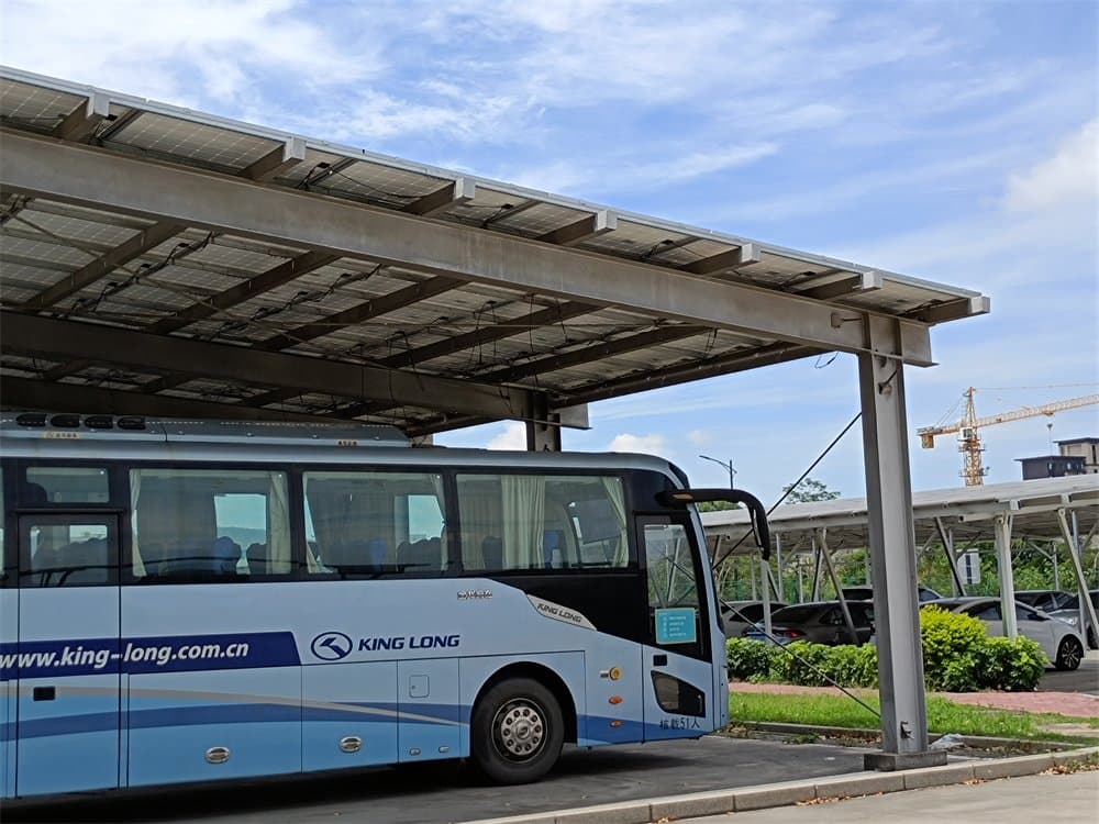Busparkplatz Montage der Solarstruktur aus Stahl