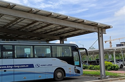 Montageprojekt für Solarbusparkplätze mit Stahlkonstruktion
